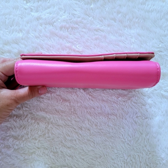 Guess❓️ "Finnian" Wristlet - NWT - Picture 11 of 16